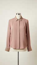 blusa de seda con acento rosa tenue